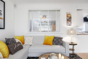 Canal Views Stunning House with Parking Sleeps 9